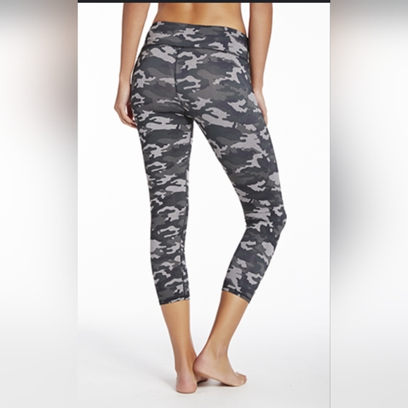 Fabletics Define PowerHold Midrise Capri Leggings Size Small - Picture 3 of 6